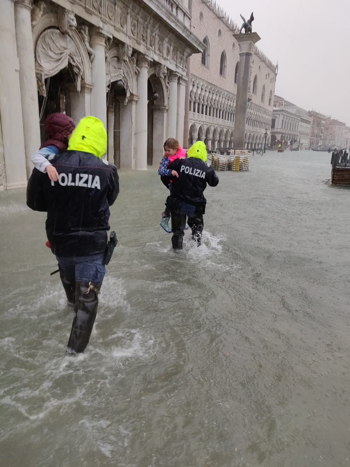 Venecijanska policija nosila je turiste kroz grad.