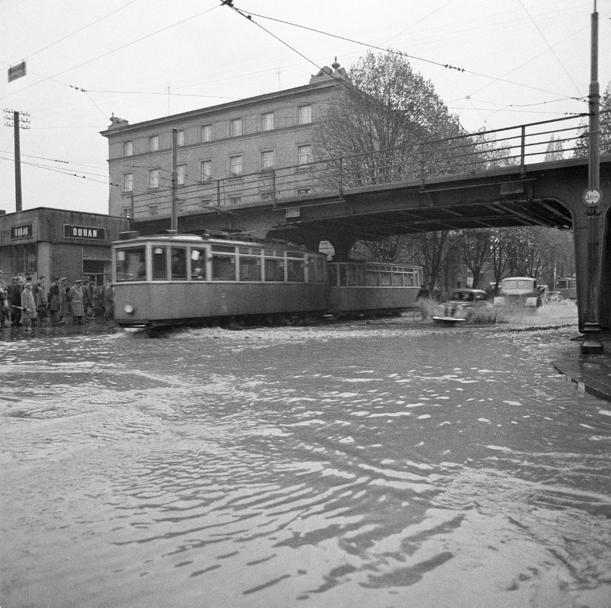 Vodostaj Save toga jutra bio je 514 centimetara, što je pola metra više od najviše izmjerene vode, od poplave 1933. Na slici je poplavljena Savska cesta.