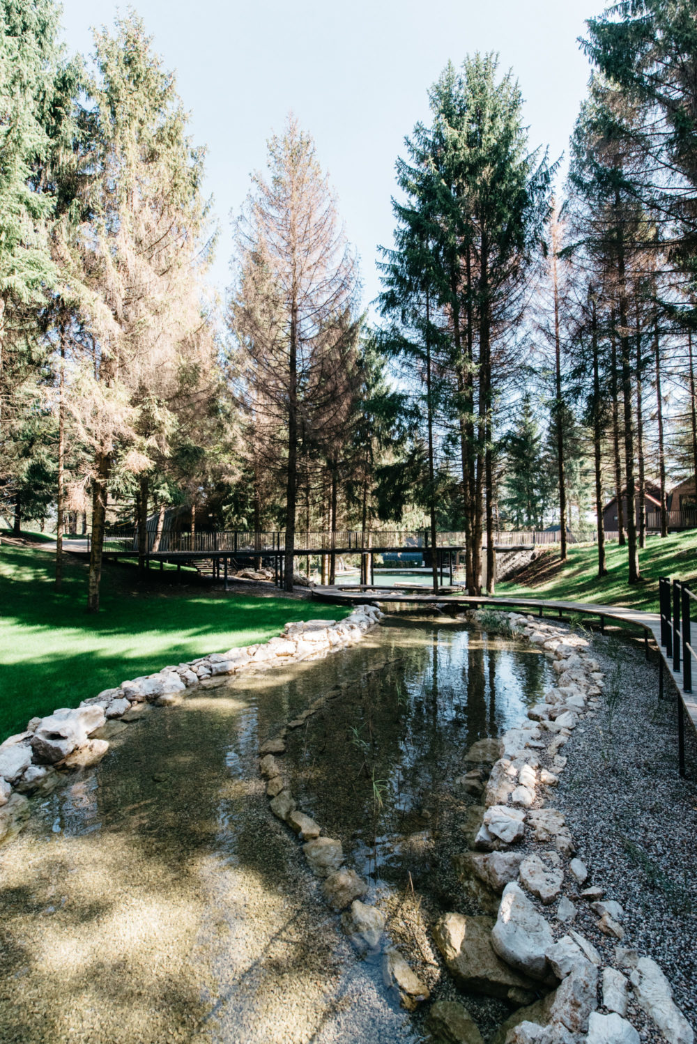 Plitvice Holiday Resort udaljen je 8 kilometara od Nacionalnog parka Plitvička jezera. Nalazi se u naselju Grabovac u općini Rakovica. Osim kućica na drveću i oko jezera, novost je i uređena zona za mini golf. Fora je i umjetno jezero u kojem se ljeti možete kupati. Cijene noćenja su od 234 eura za kućicu na drvetu i od 172 eura za kućicu na jezeru