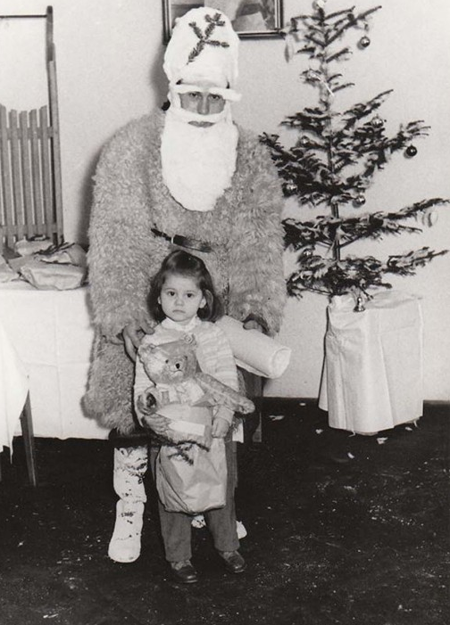 Ovaj cijeli prizor je depresivan: tužna curica, tužan Djed Mraz i otužan bor u pozadini; 1958. godina.