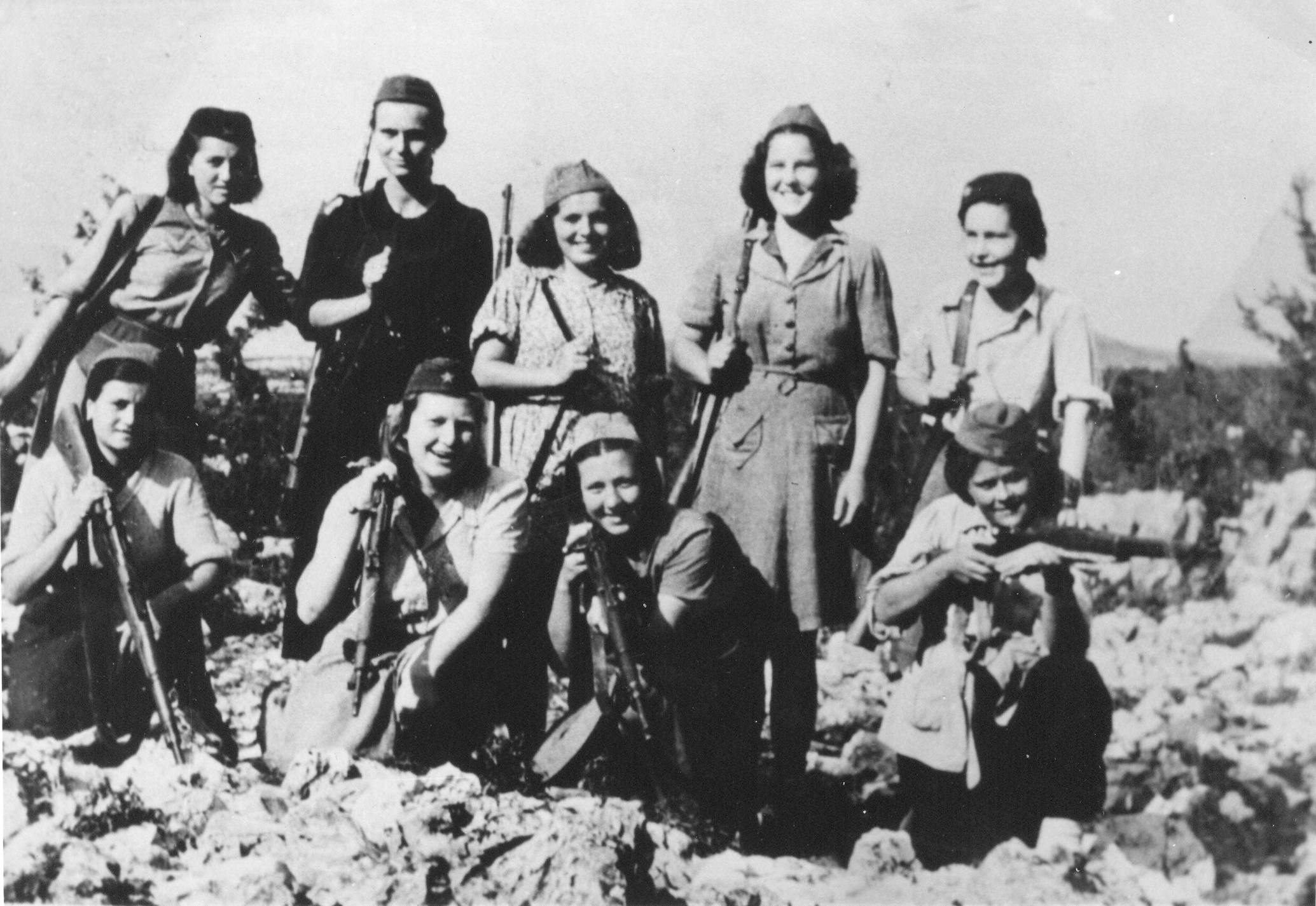 Pripadnice partizana i AFŽ-a snimljene na Dinari u srpnju 1943. godine. Od 305.000 poginulih boraca, 25.000 su bile žene, a od 405.000 ranjenih, 40.000 su bile žene.