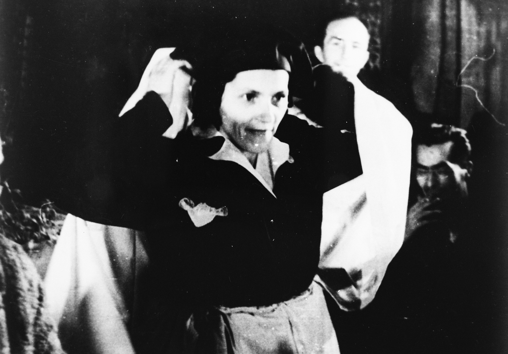Muslimanke skidaju zar na susretu žena u Sarajevu 13. srpnja 1947. godine. Nošenje zara okarakterizirano je kao prepreka emancipaciji muslimanki. Tada je zatraženo i ukidanje nošenja zara. Samo dan nakon skidanja zara, 14. lipnja, donesena je rezolucija o pokretu muslimanki za skidanje zara. Zakon o zabrani nošenja zara i feredže službeno je donesen 27. rujna 1950. godine.