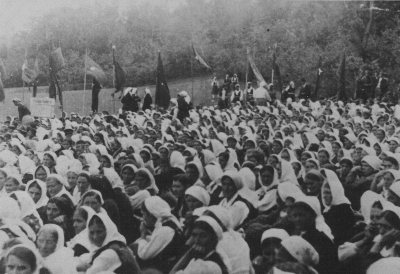 Na današnji dan 1942. godine osnovan je AFŽ (Antifašistički front žena) u Bosanskom Petrovcu. Ta organizacija bila je najveća i najprogresivnija ženska organizacija na prostorima Jugoslavije. Istog dana održana je i Prva zemaljska konferencija žena, na kojoj je sudjelovalo 166 delegatkinja iz cijele Jugoslavije, koje su svoje djelovanje i život usmjerile na narodnooslobodilačku borbu. Tim pokretom, emancipirale su se žene iz cijele regije, a smatra se također da je tada postavljen temelj rodnoj ravnopravnosti ovih prostora.<br>
<br>
Na slici je zbor AFŽ-a u Drvaru 1942. godine.