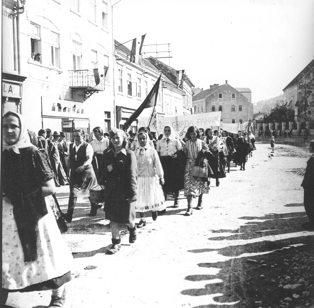 Žene delegati AFŽ-a dolaze na drugu oblasnu konferenciju AFŽ-a Slavojine u Slavonskoj Požegi, 24. rujna 1944. godine