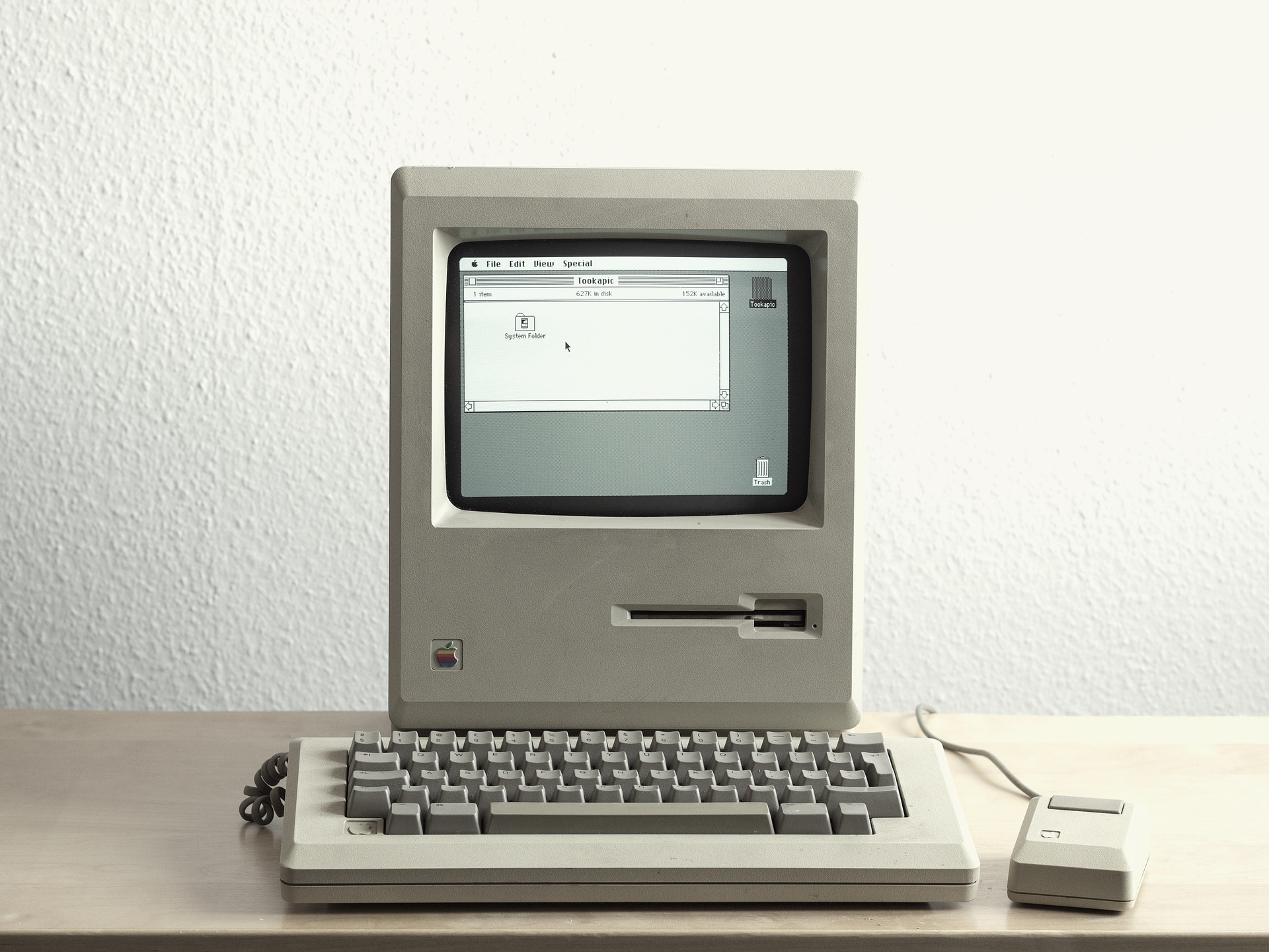 Danas je 35. godišnjica <a href="https://www.youtube.com/watch?v=1tQ5XwvjPmA"><u><b>predstavljanja</b></u></a> prvog Macintosha. <b>Steve Jobs</b> je sa smiješkom od uha do uha iz torbe na pozornici izvukao prvu generaciju kompjutera Macintosh, a publika je podivljala.
<br>
<br>
Za tadašnjih 2495 dolara, kupci su dobili računalo opremljeno Motorolinim procesorom 68000, uparenim sa 128 KB RAM memorije. Imao je ekran od devet inča, s rezolucijom od 512x342 piksela. Macintosh je povijesni kompjuter, budući da je bio prvo komercijalno računalo s grafičkim korisničkim sučeljem, mišem i 3.5 inčnim disketnim pogonom.
