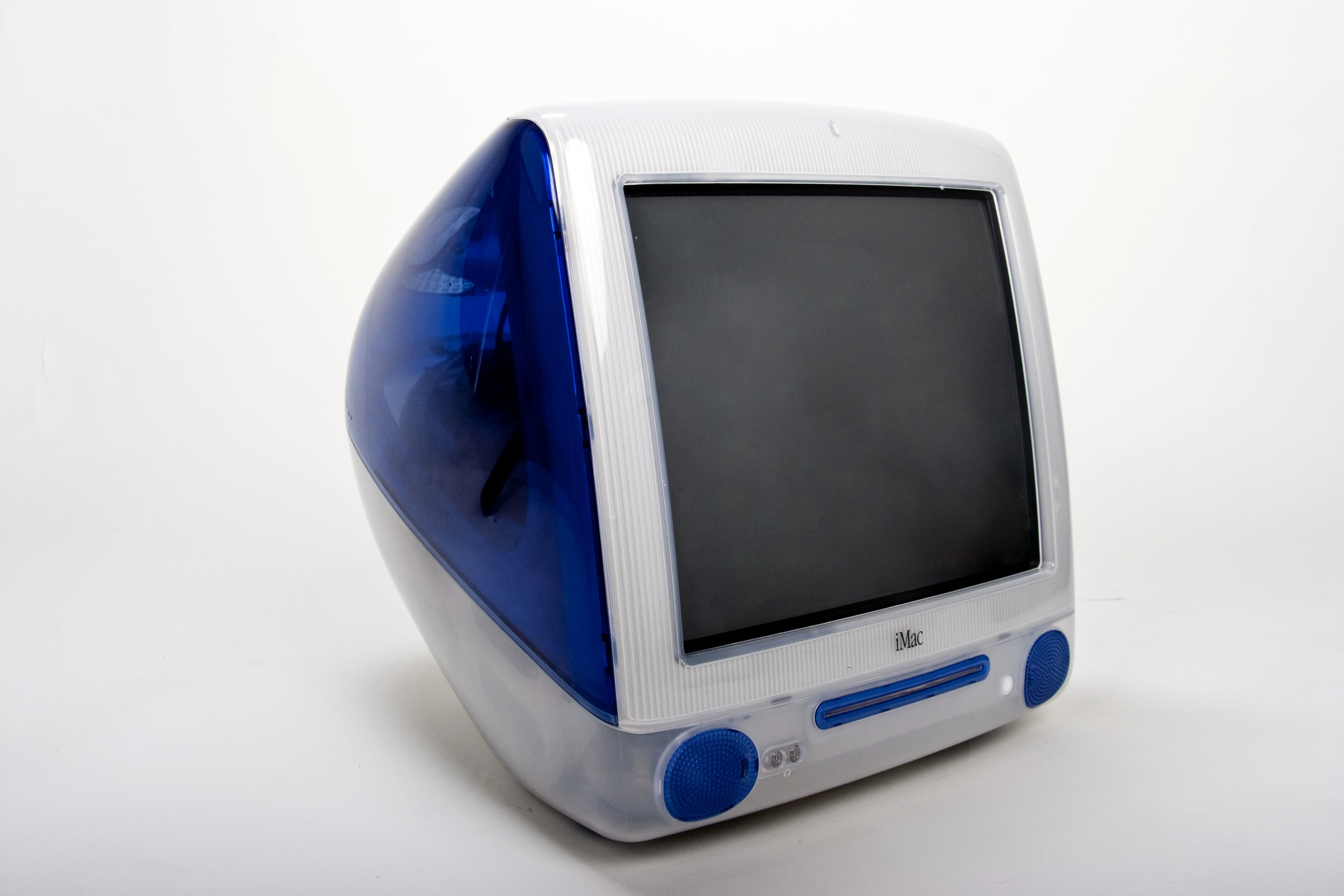 Originalni iMac, predstavljen 1998., drugo je najbitnije računalo u Appleovoj povijesti. Jobsu je nakon povratka u Apple trebao ogroman tržišni hit, kojim će Jobs morao dokazati da je on i dalje relevantan na sceni. Jobs je to naravno dokazao, a iMac je postao ogroman tržišni hit, koji je spasio Apple.
<br>
<br>
iMac je prvi puta da je Apple iskoristio (sada već legendarni) "i" brending kao prvo slovo imena svojih uređaja, koji je kasnije ubačen u uređaje poput iPoda, iPhonea i iPada. iMac je također prvo računalo koje je prihvatilo USB standard, što je tada, bila iznimno kritizirana odluka. Međutim, ta odluka je imala ogroman utjecaj na industriju, te ustvari utabala put za USB standard kojeg znamo danas.