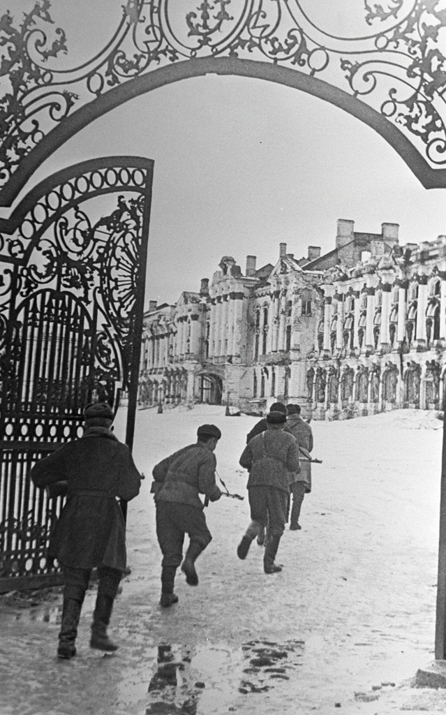 Napokon je 27. siječnja 1944. godine sovjetska voska uspjela uspostaviti prometnu vezu s gradom i potisnuti nacističku vojsku na 100 kilometara od grada. Na fotografiji je ulaz u Puškinovo selo u blizini grada, sovjetski vojnici počinju slamati opsadu, početak 1944. godine.