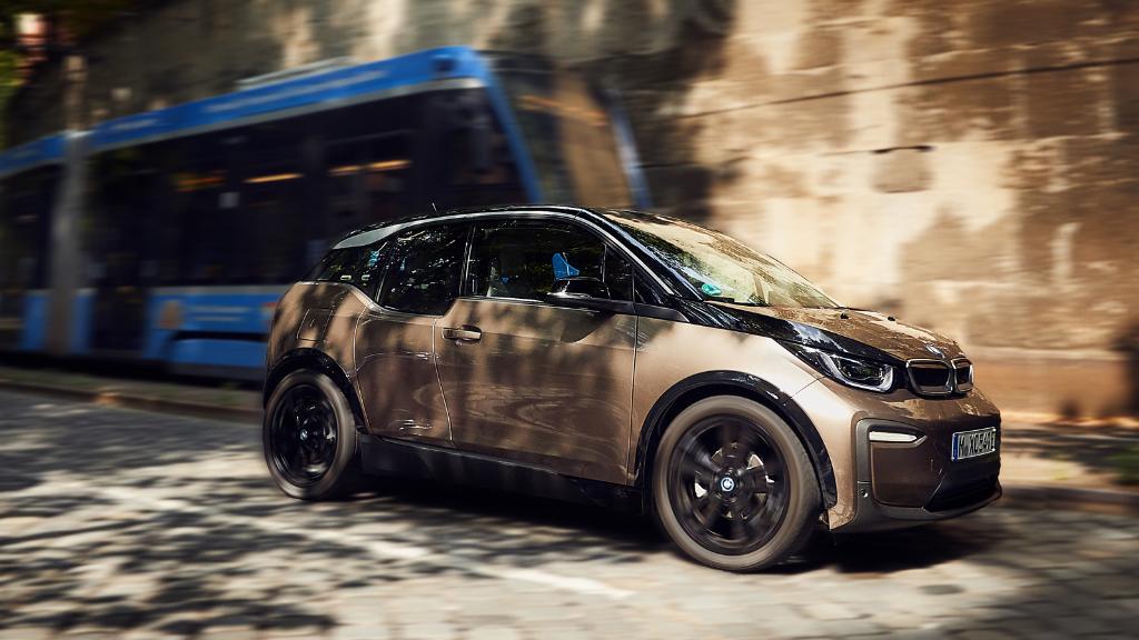Premda se na novu generaciju BMW-ovih električnih automobila čeka već par godina, bavarski proizvođač marljivo nadograđuje svoje postojeće modele, pogotovo i3. Ove godine ne stiže posve novi model, no osvježenja postojećeg su dovoljna da ga se spomene. Ovogodišnji model dobiva nove baterijske ćelije od 120 Ah, zbog čega mu se ukupni kapacitet baterije diže na 42 kWh. Zbog njega, domet je povećan 30 posto, na oko 250 kilometara. 