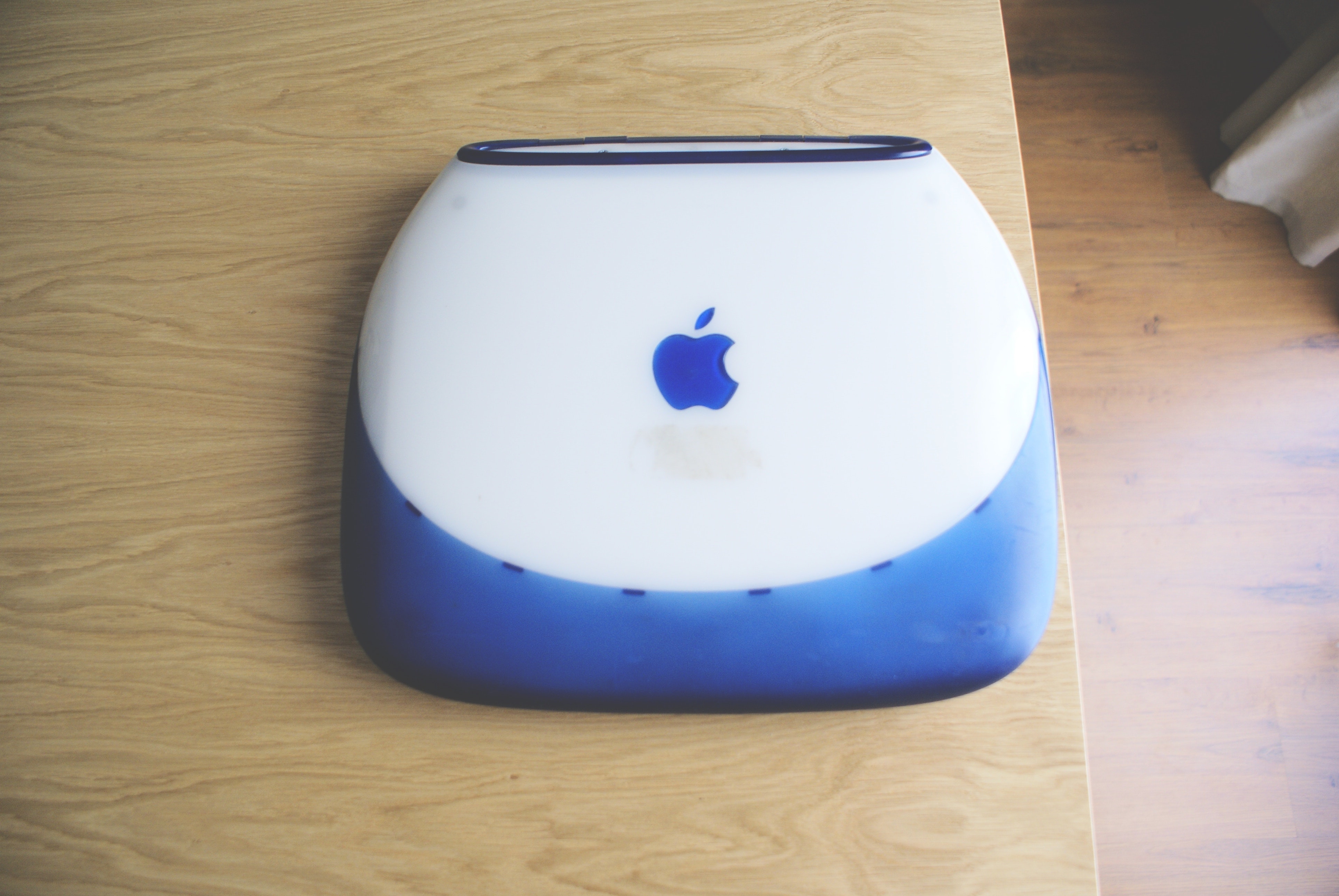 Prvi iBook doimao se kao prvi Appleov moderni prijenosni kompjuter. Također, to je prvo Appleovo računalo opremljeno bežičnom mrežom, odnosno Wi-Fi-jem, zbog čega je iBook prvi Appleov punokrvni laptop.
