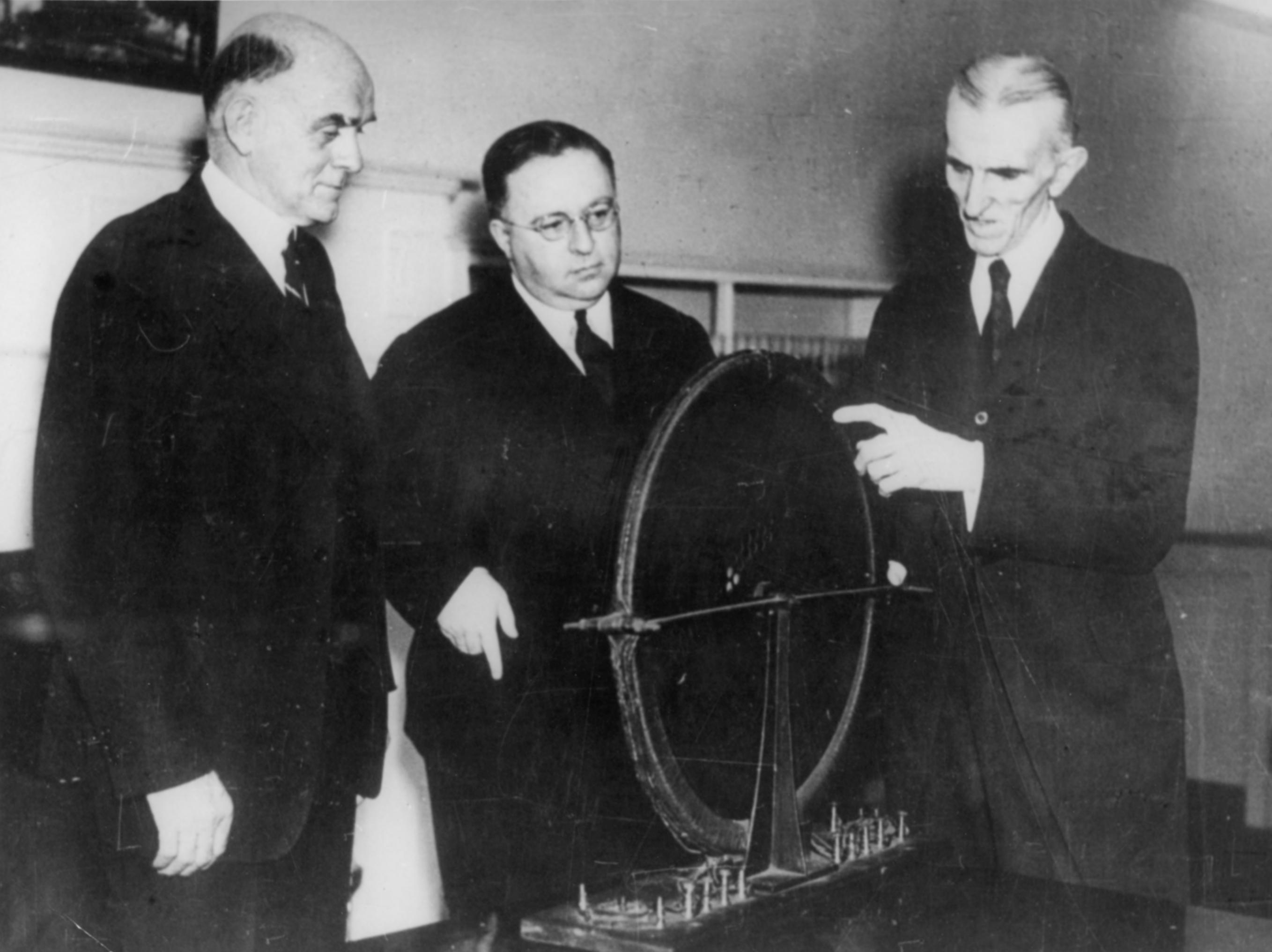Inženjeri kompanije Westinghouse u Teslinom laboratoriju. Tesla im objašnjava princip rada okretnog magnetskog polja.