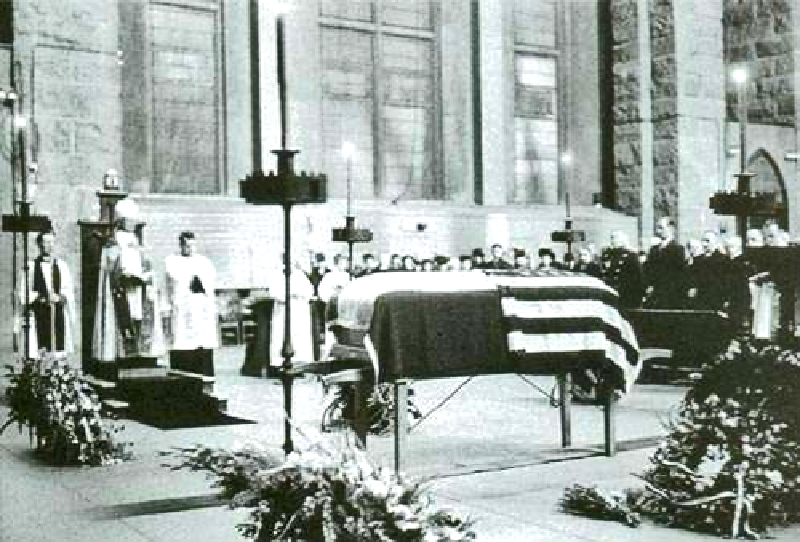 Teslin pogreb u njujorškoj katedrali sv. Ivana, 12. siječnja 1943. godine. Teslin lijes je prekriven zastavama SAD-a i Jugoslavije, budući da je Tesla imao američko i jugoslavensko državljanstvo. Govor na pogrebu je održao njujorški gradonačelnik <b>Fiorello La Guardia</b>, a pogrebu je nazočilo više od 2000 ljudi.