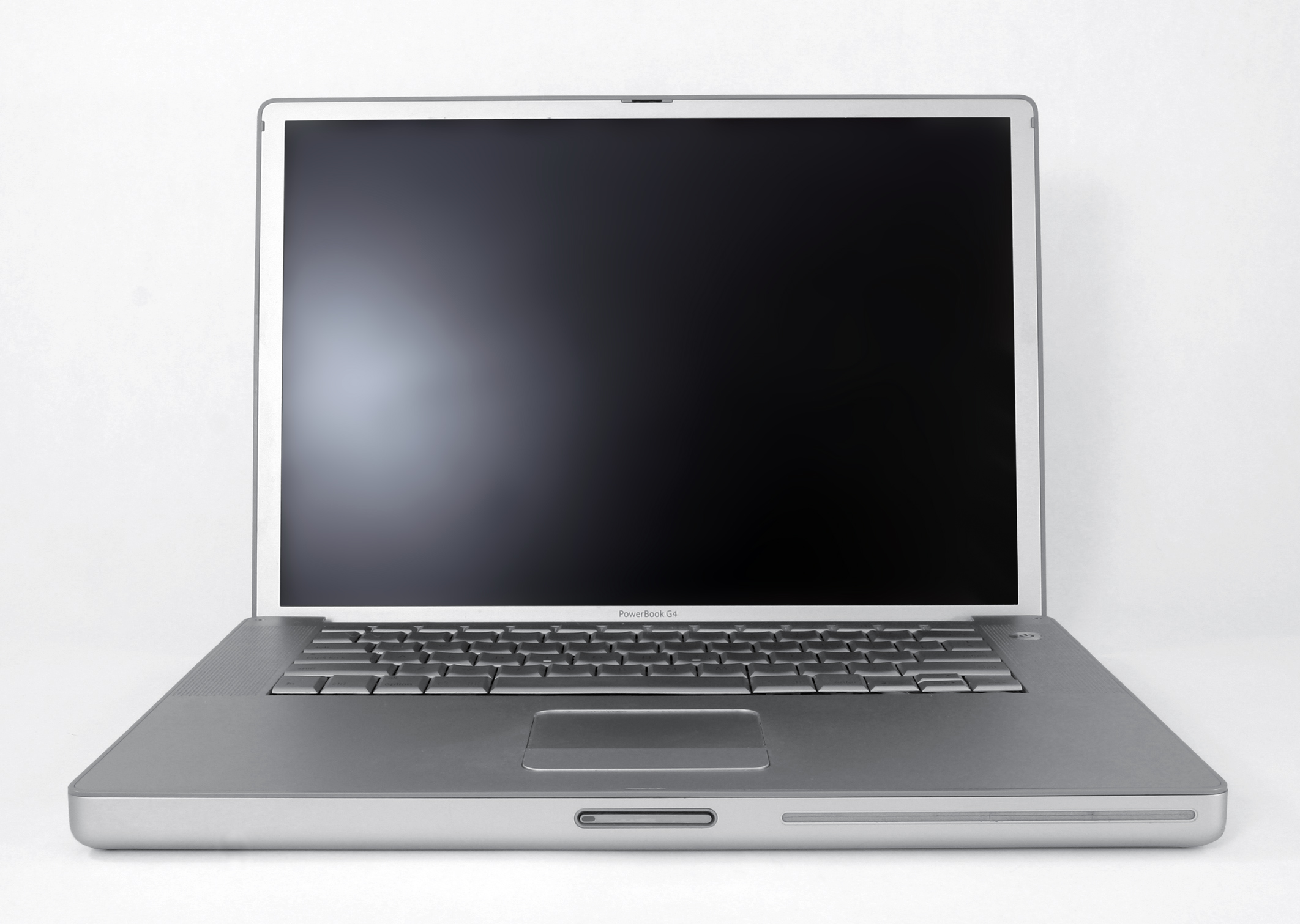 Apple je po prvi puta u svojim računalima počeo koristiti karakteristični aluminij 2003. godine, kada su predstavili laptop Powerbook u veličinama od 12 i 17 inča. Maleno računalo od 12 inča smatralo se snažnim za svoju veličinu, dok se ono od 17 inča smatralo monstrumom zbog svoje veličine.