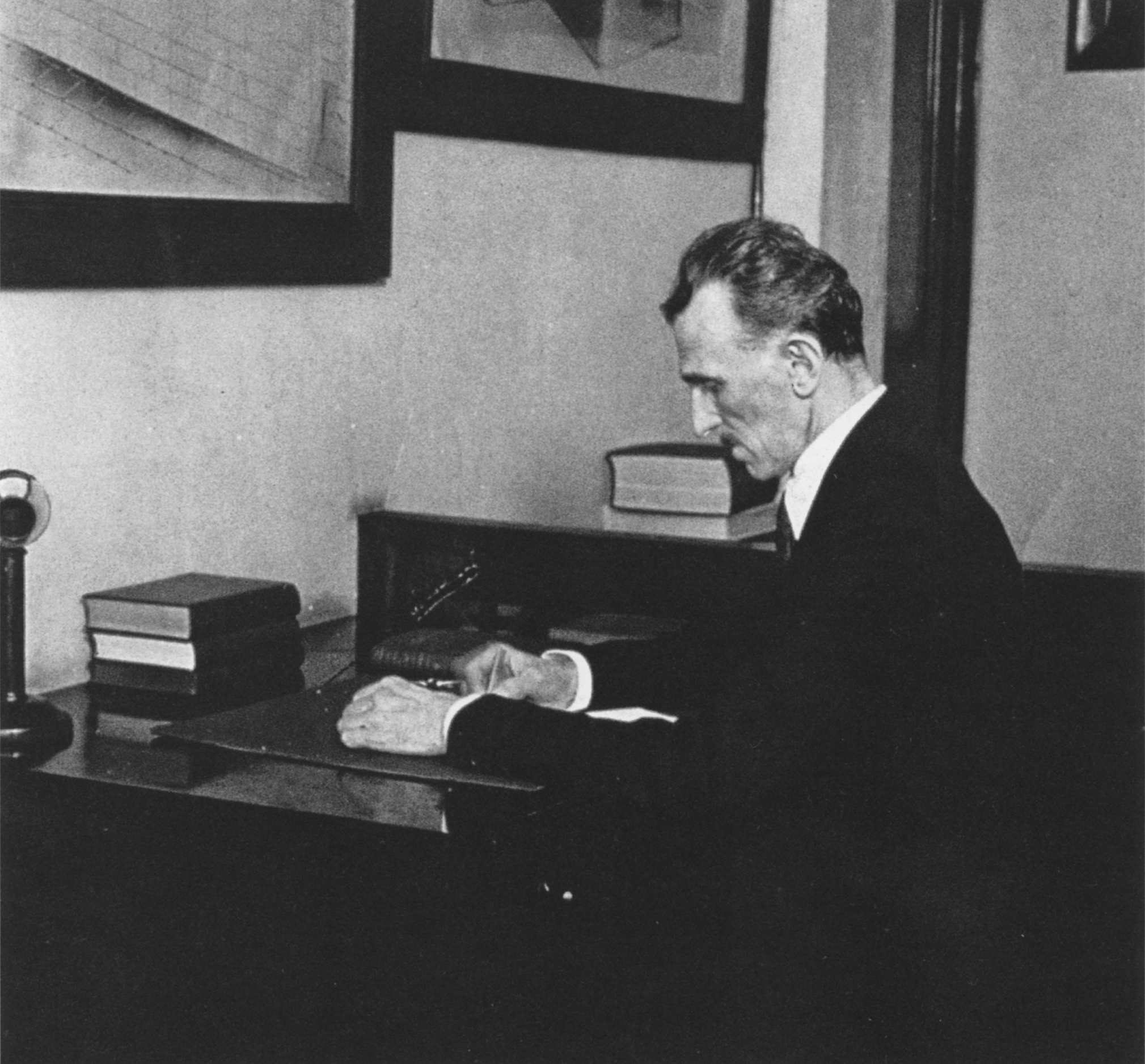 Tesla slikan u svojem uredu na 8 West 40th Street u New Yorku, nepoznatog datuma 1916. godine.