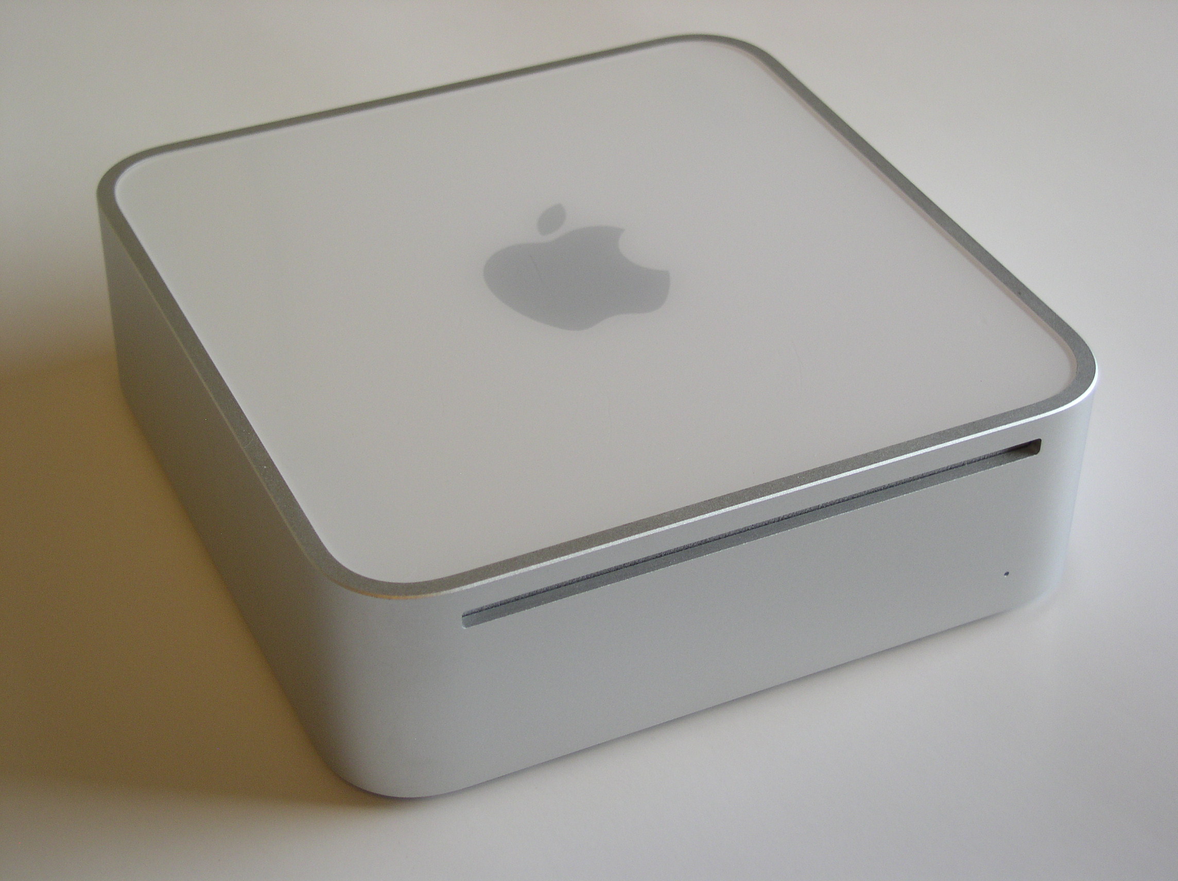 Predstavljanjem Mac Minija 2005. godine, Apple se iskupio za svoje grijehe počinjene predstavljanjem Mac Cubea. Također, Mini je bio računalo usmjereno na jeftiniji segment tržišta, koji je mnoge korisnike predstavio Apple platformi. Problema sa zagrijavanjem, kao kod Cubea, nije bilo.
