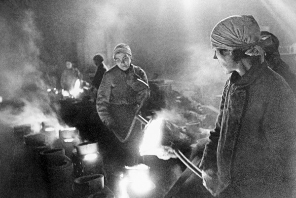 Zbog ratnih uvjeta broj žena je ubrzo postao daleko veći od broja muškaraca. Zato su često preuzimale poslove nekad namijenjene samo muškarcima. Na fotografiji su radnice u lenjingradskoj tvornici, siječanj 1942. godine.