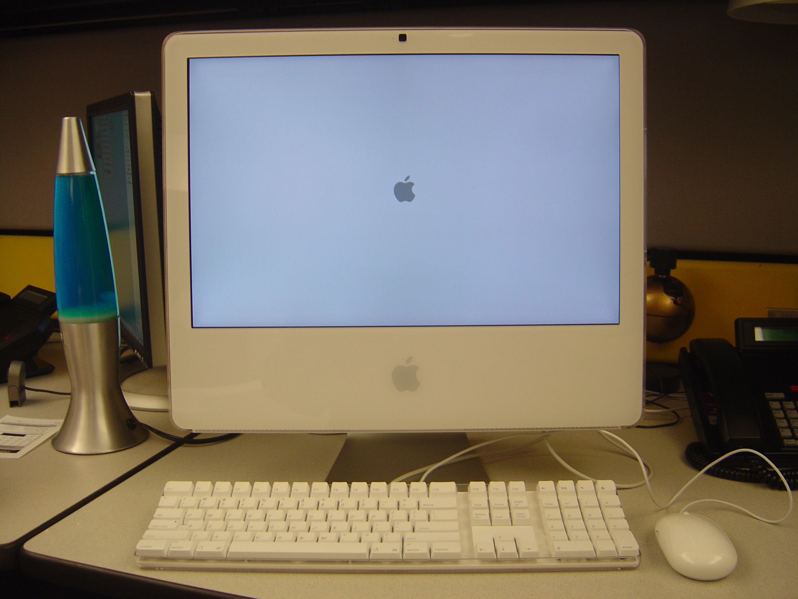 Velika tranzicija dogodila se 2006. godine, kada je Apple predstavio iMac Core Duo, koji je bio prvo računalo koje je koristilo Intelove procesore umjesto Appleovih vlastitih Power PC procesora. Tranzicija na novu platformu je bila iznimno uspješna, bez problema za korisnike, koji su od te tranzicije profitirali boljim performansama.