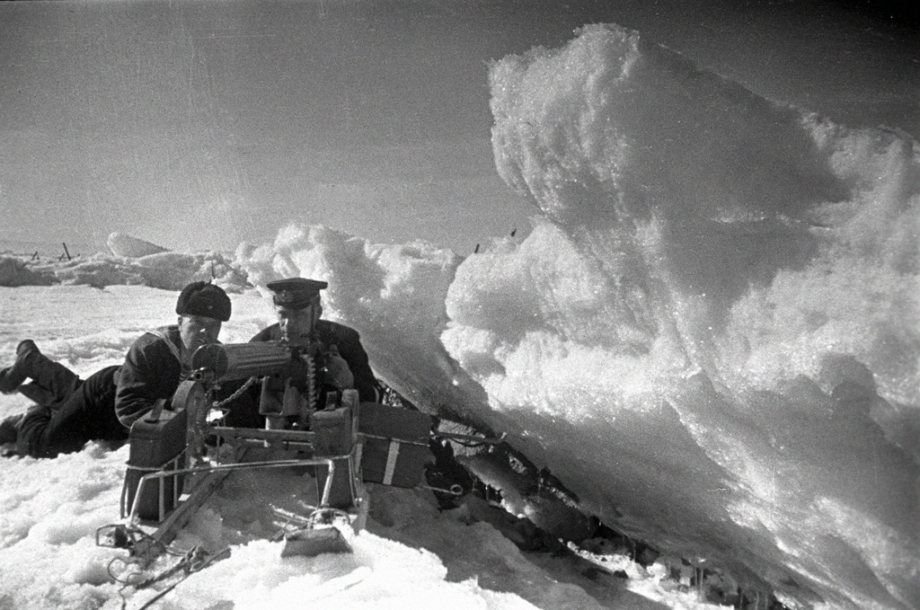 Na fotografiji su dva snajperista u zasjedi iza ledenjaka, u prosincu 1942. godine.