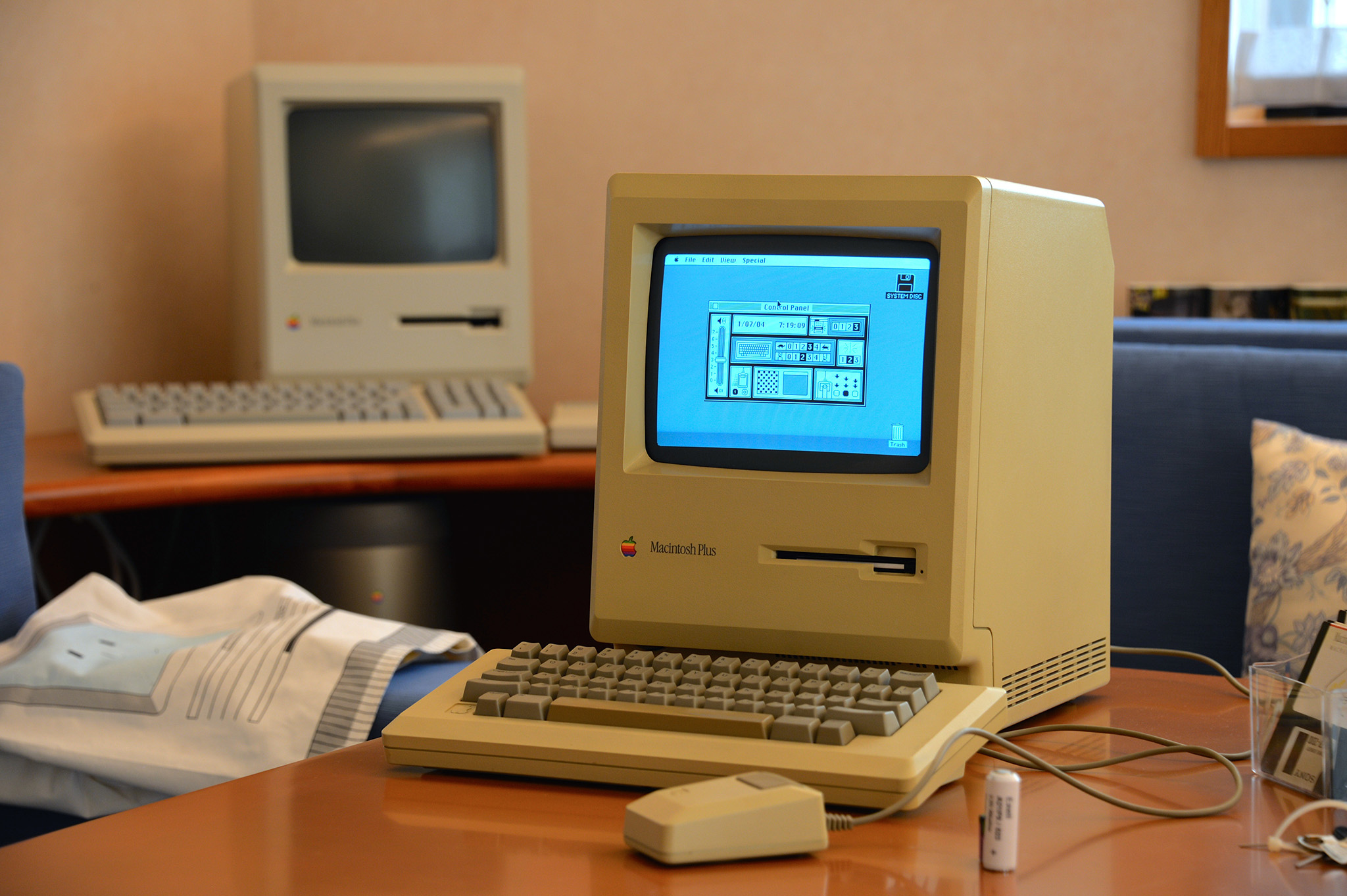Macintosh Plus, prvo osvježenje originalnog Macintosha, predstavljeno je 1986. godine. Apple je dodao SCSI utor i proširio memoriju, a Macintosh Plus je značajan po tome što je to kompjuter koji je Apple najdulje proizvodio.