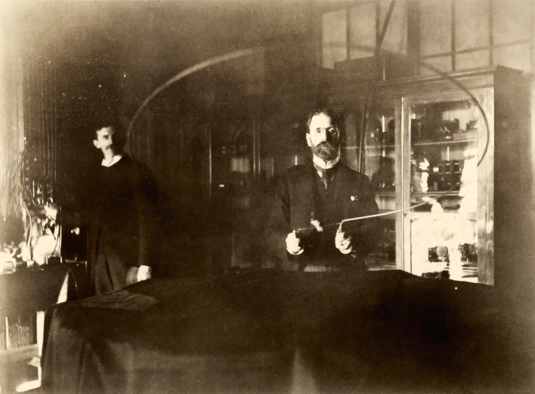 Američki pisac <b> Robert Underwood Johnson</b> u posjetu Teslinom laboratoriju u New Yorku. Fotografija je snimljena 1894., dakle deset godina nakon što je Tesla došao u SAD.