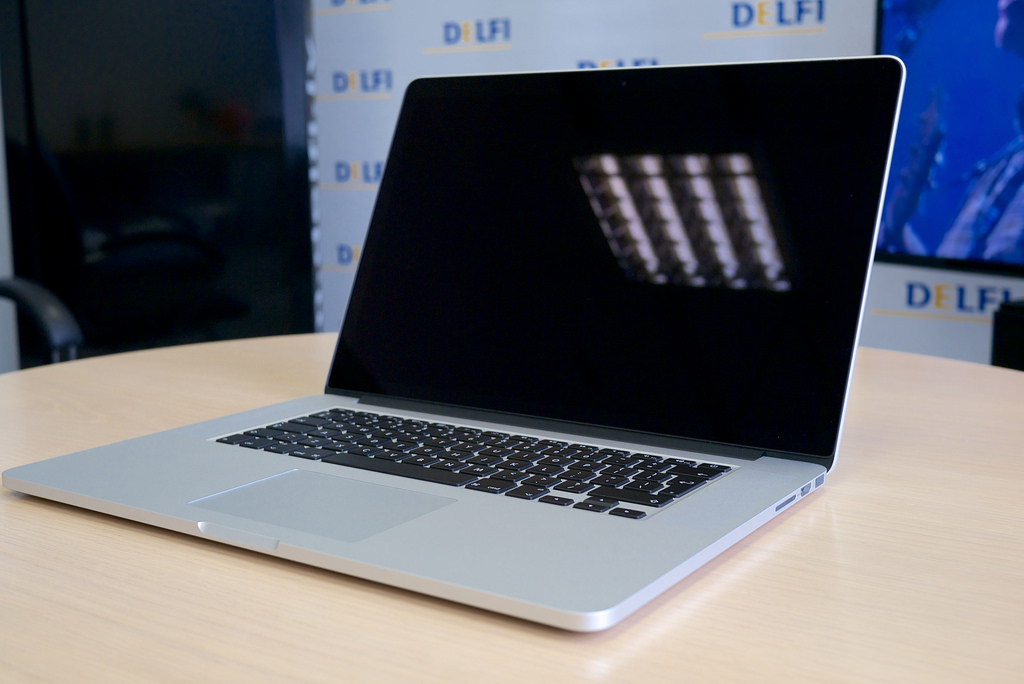 Predstavljanjem MacBook Pro laptopa s Retina zaslonom, odnosno zaslonom iznimno visoke rezolucije i kvalitete prikaza, Apple je postavio fokus svojih računala na ekran. Modeli s Retina zaslonima su bili nešto skuplji, no cijene su s vremenom smanjene. Danas se više ne prodaje Apple računalo bez Retina zaslona.
