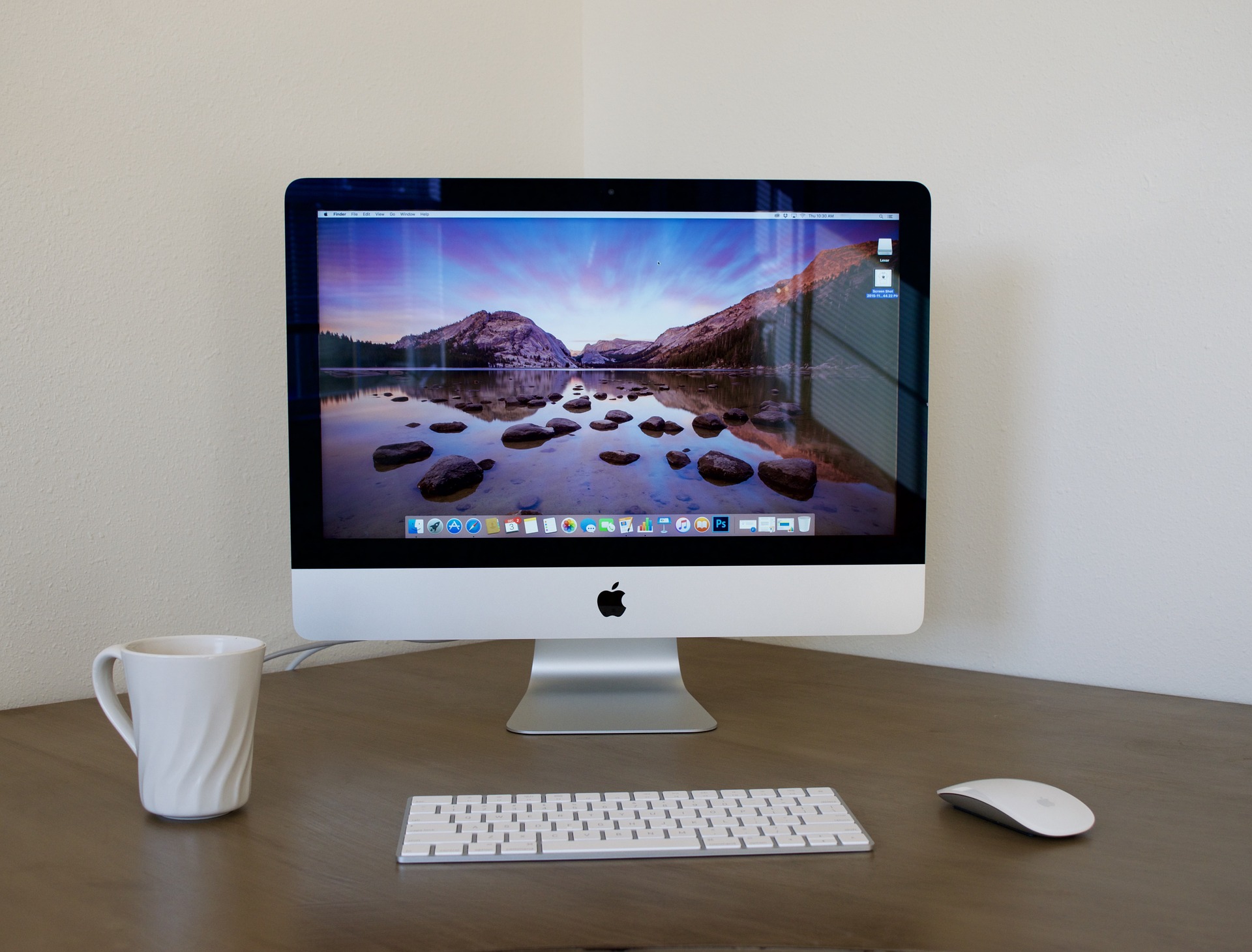 Nakon godina ustaljenog dizajna, Apple je 2012. godine predstavio novi iMac s već sada pomalo legendarnim aluminijskim kućištem. Zbog zaobljenosti prema sredini stražnje stranice računala, bočne stranice iMaca su iznimno tanke pa kompjuter djeluje kao da lebdi u prostoru. U međuvremenu, Apple je predstavio i iMac Pro, iznimno snažan kompjuter s Intel Xeon procesorima, no u kompaktnijem kućištu nalik prvom iMacu.