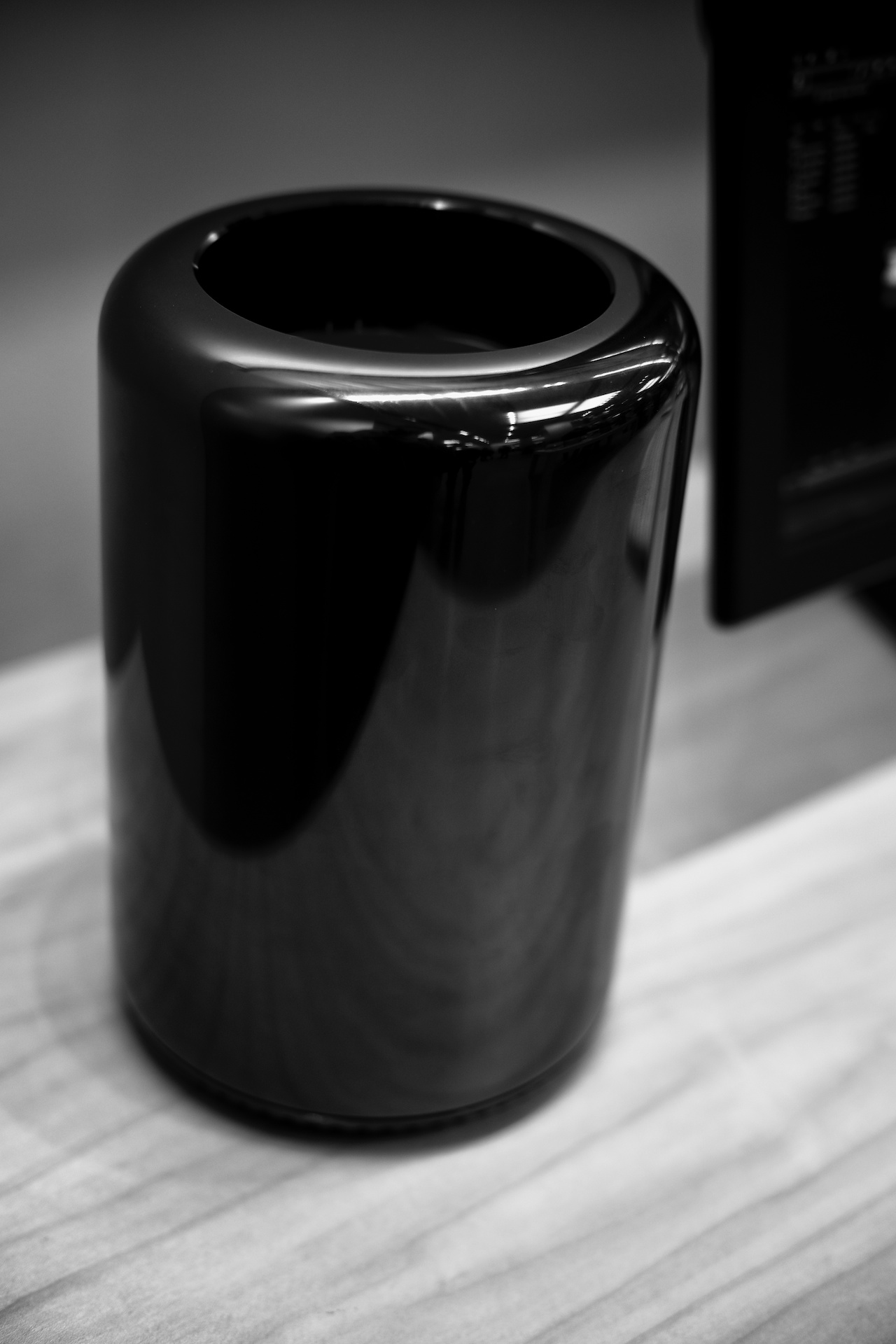 Mac Pro, predstavljen 2013. godine, odmaknuo je Appleova stolna računala od konvencionalnog dizajna u revolucionarno, umanjeno cilindrično kućište. Proširivost s dodatnim karticama je time onemogućena, no stvoren je iznimno snažan kompjuter u kompaktnom i tihom kućištu. Zbog svog dizajna dobio je nadimak "kante za smeće" ili "vaze".