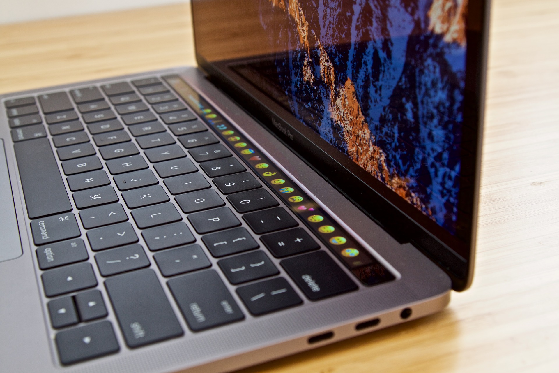 Četvrta generacija MacBook Proa predstavljena u listopadu 2016. godine, znakovita je zbog par stvari. Radi se o prvom Appleovom kompjuteru koji je sadržavao neki oblik ekrana na dodir, u ovom slučaju malenog TouchBara smještenog u tipkovnici umjesto najgornjeg reda funkcijskih tipaka. Radi se također o prvom laptopu Pro serije koji je sadržavao samo USB-C utore, umjesto konvencionalnih USB-A utora, utora za mrežu i čitača kartica. Međutim, prvo računalo koje je imalo samo USB-C utor je bio laptop MacBook, predstavljen 2015. godine sa samo jednim USB-C utorom i utorom za slušalice.