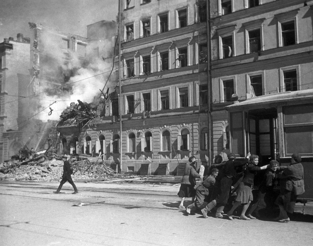 Grad su opkolile njemačke i finske snage u rujnu 1941. 
Lenjingrad je kao veliko prometno čvorište za njih bio od iznimne važnosti. Na fotografiji su ulice Lenjingrada u 1942. godini, nakon jednog od napada.