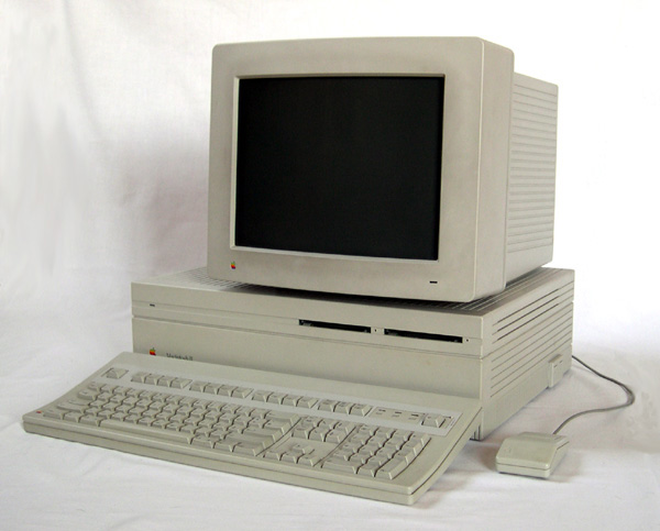 Macintosh II, predstavljen 1987. godine, prva je velika promjena dizajna Macova, budući da su monitor i kompjuter odvojeni. Po cijeni od 6500 dolara, Macintosh II je bio bliži poslovnom tržištu nego tržištu osobnih računala. Kućište je bilo modularno, odnosno u kompjuter su se mogle dodavati razne kartice i moduli za proširenja.