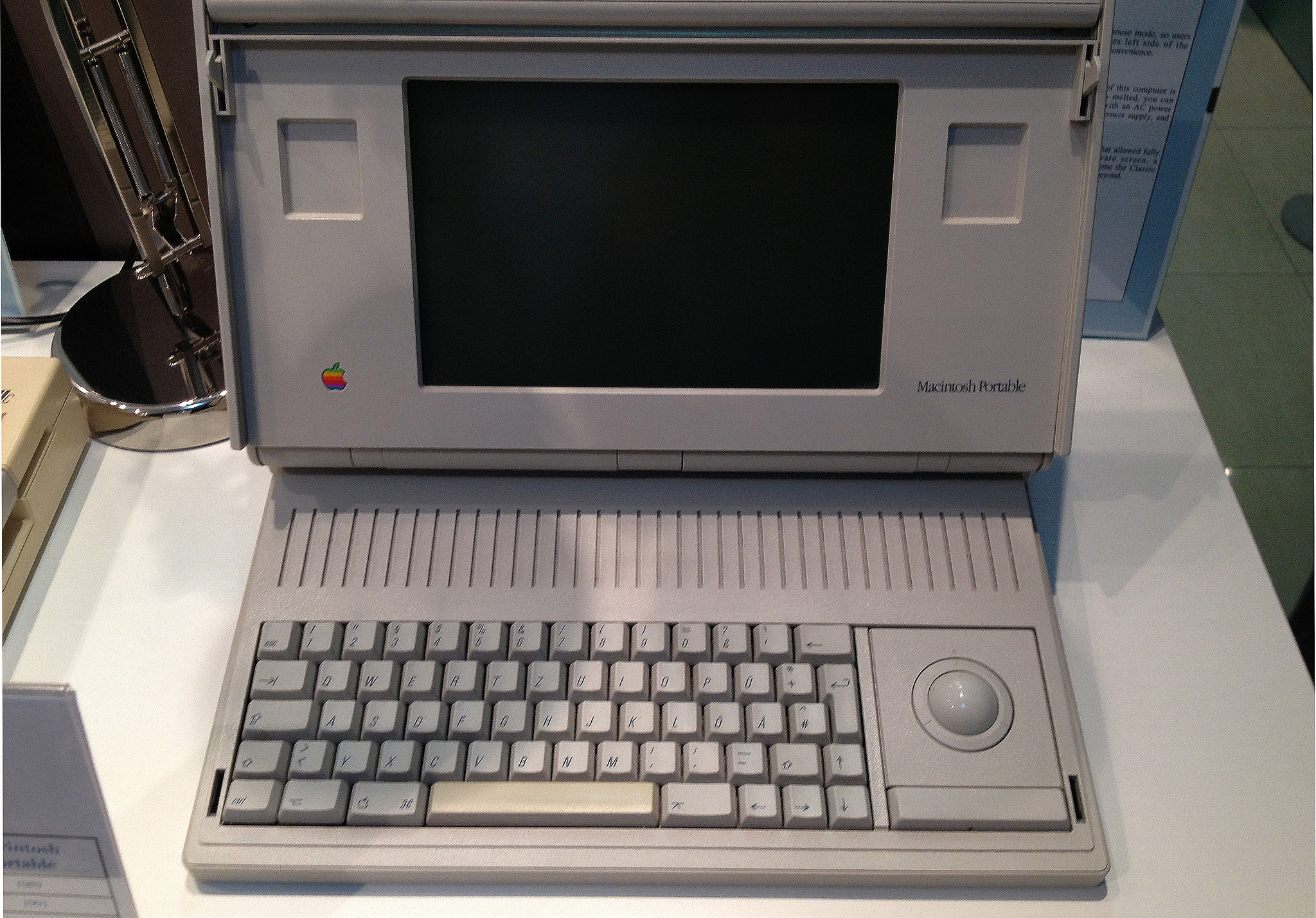 Prvo prijenosno Mac računalo predstavljeno je 1989. godine, no nije baš bio previše uspješan. <b>Andy Hertzfeld</b>, jedan od prvih zaposlenika Applea, Mac Portable je opisao kao "užasno skup i užasno težak" kompjuter. Koštao je 6500 dolara, imao je 16 MHz procesor, te olovnu bateriju kojoj je trebala cijela vječnost da se napuni. Unatoč tržišnoj neuspješnosti, Apple je još 1989. godine predvidio da će se tržište računala usmjeriti prema prenosivim kompjuterima.