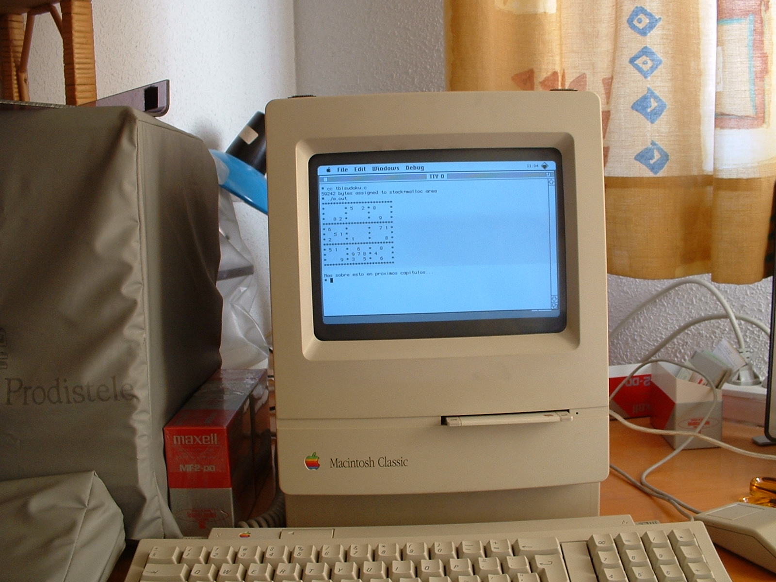 Apple se 1990. odlučio okrenuti svojim korijenima, te je lansirao Mac Classic koji užasno podsjeća na prvi Macintosh. Cijena mu je naspram drugih Apple kompjutera bila iznimno povoljna. Apple je za njega tražio manje od 1000 dolara. Naravno, za nižu cijenu morao se napraviti pokoji kompromis, među kojima se najviše ističe slaba snaga procesora.