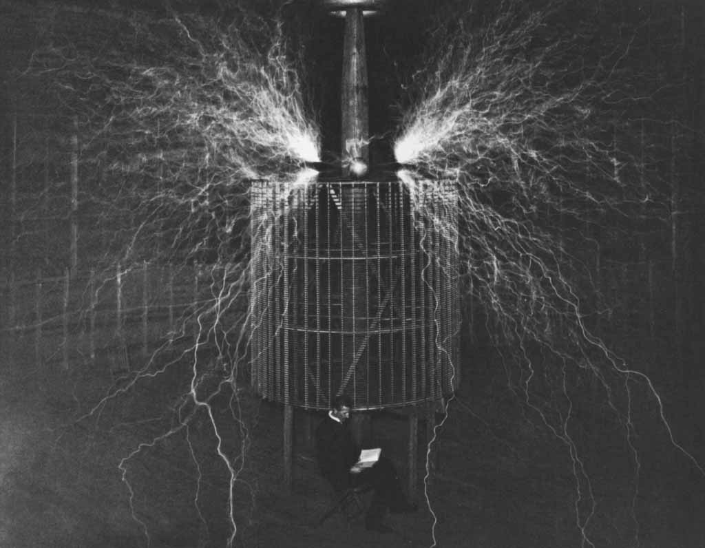 Tesla fotografiran ispred jednog od svojih generatora.