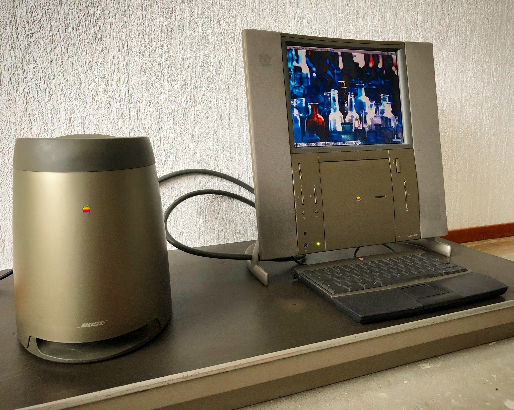 Limitirana, slavljenička edicija Macintosh računala s kojim su htjeli obilježiti 20 godina od prvog proizvedenog Apple kompjutera, sasvim jasno pokazuje koliko je Apple bio izgubljen bez Steve Jobsa. Naime, Jobs je Apple napustio u rujnu 1985. godine, a vratio se nakon Appleove blamaže s 20th Anniversary Macintosh 1997. godine. Pomalo ironično, ovaj je dizajnirao <b>Jony Ive</b>, jedan od ključnih Appleovih dizajnera u povijesti koji je postigao ogromne uspjehe nakon Jobsovog povratka u Apple.