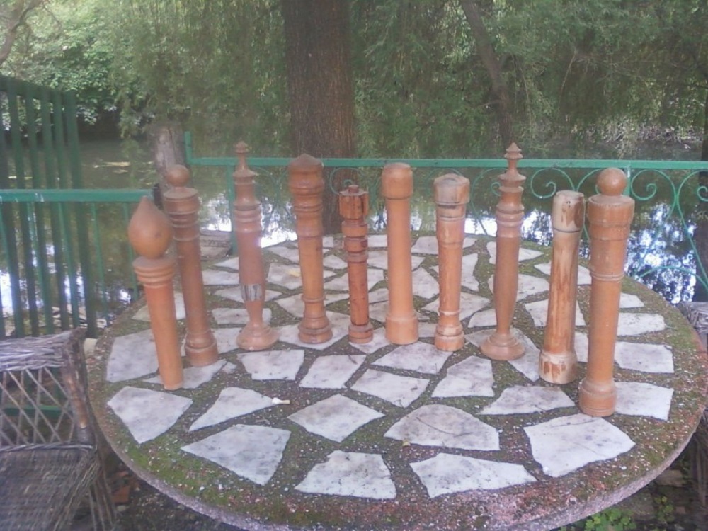 Krasna kolekcija 'drvenih Titovih štafeta' s kojima, recimo, možete igrati šah u prirodnoj veličini; 300 kuna.
<br>
<br>
Možete ih pronaći na <a href="https://www.njuskalo.hr/antikviteti/titove-stafete-drvene-oglas-11172488"><b>Njuškalu</b></a>