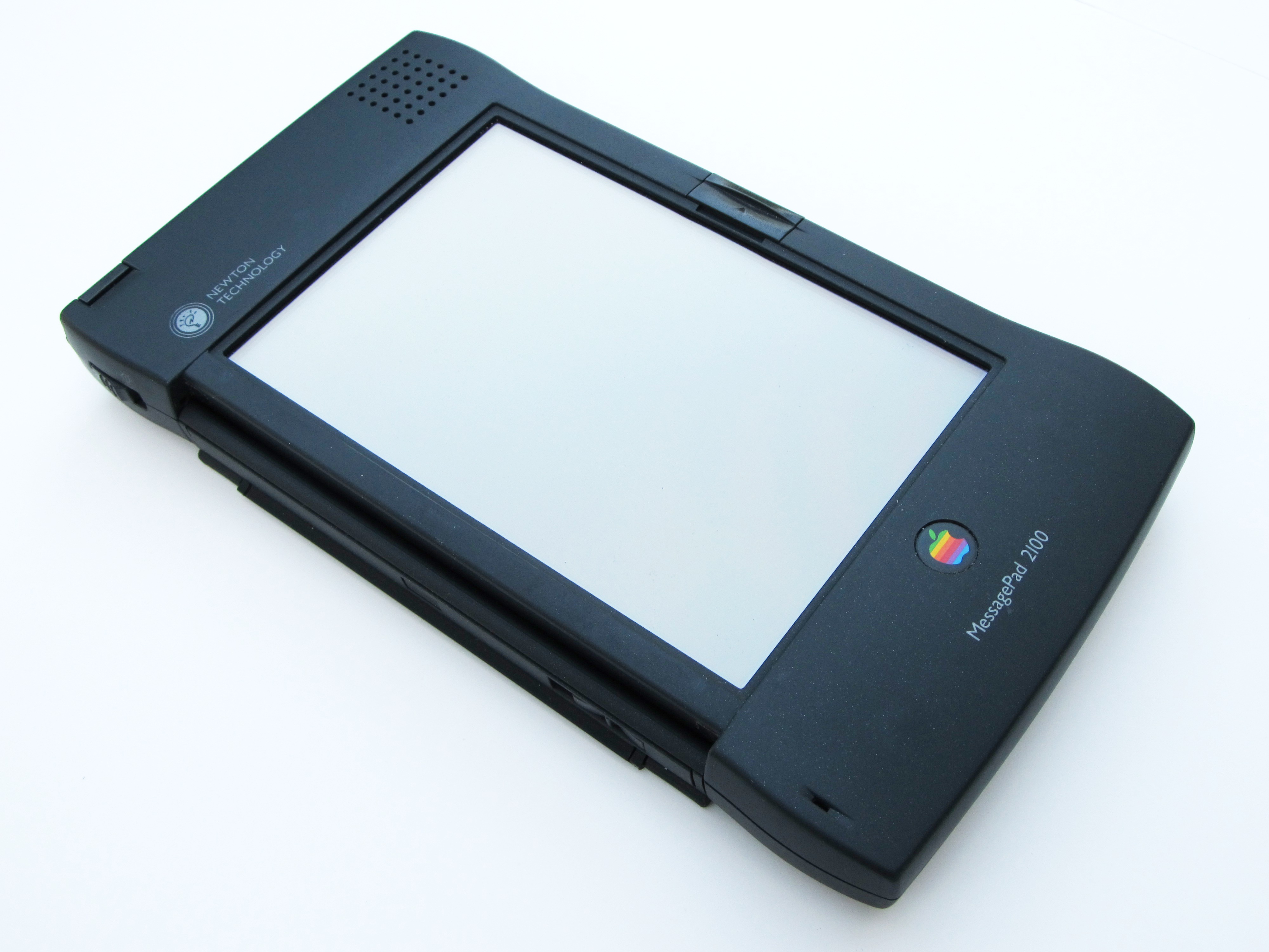 Međutim, da budemo sasvim točni, iPad nije prvo Appleovo tablet računalo. Prvi je bio njihov model Newton, predstavljen 1993. godine. Newton je imao niz naprednih funkcija, poput prepoznavanja rukopisa.