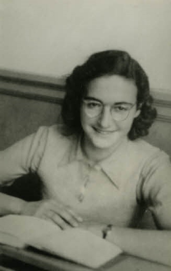 Djevojke su bile prebačene u škole za isključivo židovsku djecu. Na fotografiji je Margot Frank, sestra Anne Frank, fotografirana u školi, židovskom liceju. 