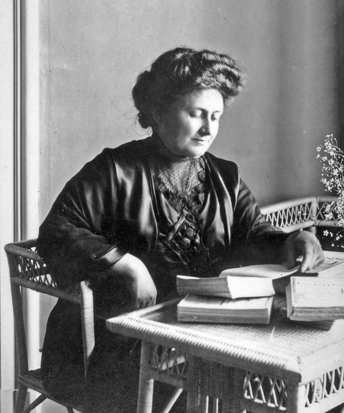 Maria Montessori (1870.-1952.) najpoznatija je po znanstvenom pisanju o pedagogiji, te po filozofiji obrazovanja koja nosi njezino ime; Montessori. U Rimu je unatoč raznim obeshrabrenjima završila studij medicine. Poslije se usmjeravala prema pedijatriji i psihijatriji, što joj je donijelo znanje koje je iskoristila u otkrivanju pedagoških metoda koje se danas koriste diljem svijeta. 