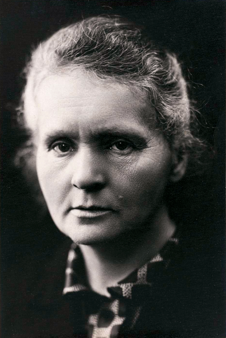 Marie Skłodowska Curie (1867.-1934.) bila je poljsko-francuska kemičarka koja je obilježila znanost svojim istraživanjem radioaktivnosti. Prva je žena koja je osvojila Nobelovu nagradu, a i prva osoba koja je tu nagradu osvojila dva puta za dva različita polja znanosti, za fiziku, koju je dijelila sa suprugom, i kemiju. U njena broja postignuća ubrajamo i profesorsku poziciju na Sveučilištu u Parizu, na kojoj je također bila prva žena. 