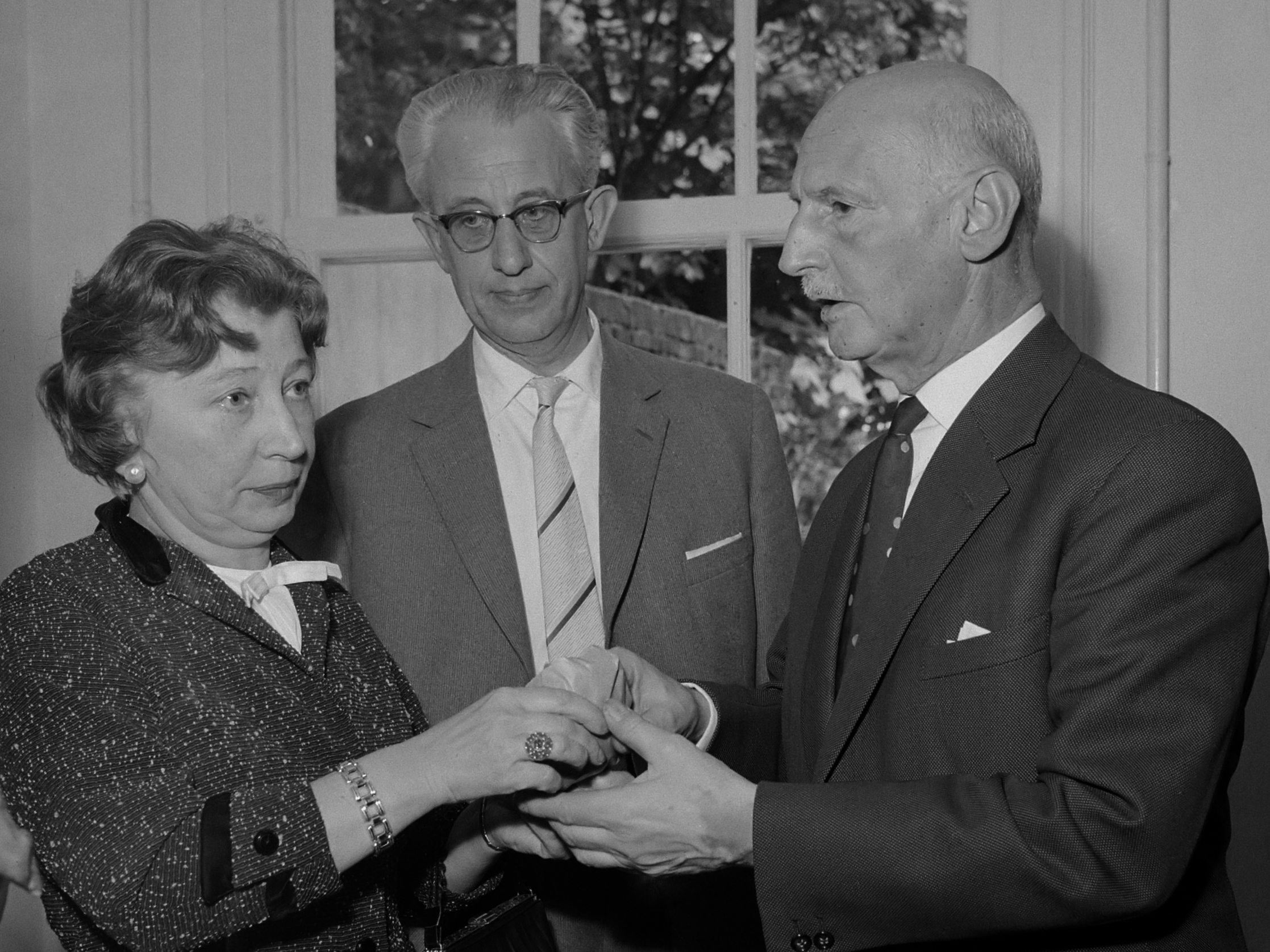 Od obitelji jedini je preživio otac Otto. Nakon rata, obiteljska prijateljica i pomagačica u skrivanju, Miep Gies, pokazala je Ottu očuvani dnevnik kojeg je Otto odlučio objaviti. Prvo izdanje tiskano je u Amsterdamu 1947. godine, i to u skromnih 3000 primjeraka. U 1952. godini prevedena je na engleski jezik i time je priča Anne postala svjetski poznata. 
Na fotografiji su Miep Gies sa suprugom, i Otto Frank (desno).