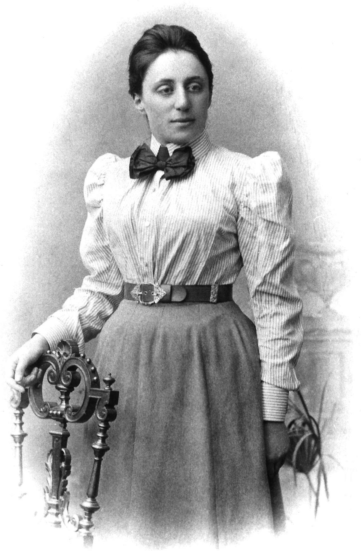Amalie Emmy Noether (1882.-1935.) bila je njemačka matematičarka koja je dala važan doprinos apstraktnoj algebri. Albert Einstein i brojni drugi znanstvenici su za nju govorili kako je najvažnija žena u povijesti matematike. Na fakultetu na njemačkom sveučilištu Göttingen, predavala pod imenom muškog kolege jer se vodstvo fakulteta protivilo tome da studentima predaje žena.

