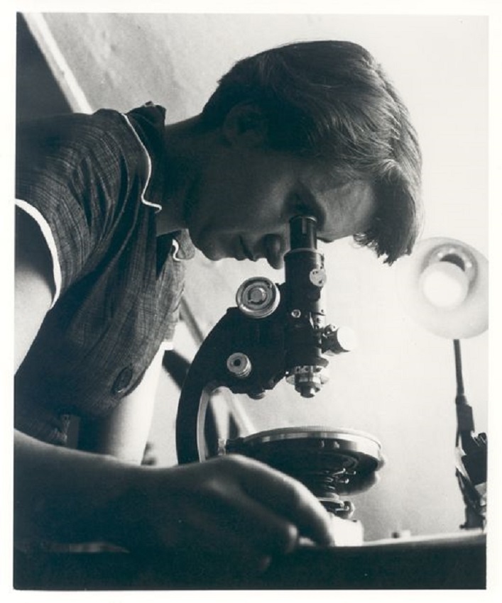 Rosalind Franklin (1920.-1958.) bila je engleska kemičarka, jedna od zaslužnih za otkrića u kristalografiji koja su omogućila bolje razumijevanje molekularne strukture DNA. 
Radila je u okruženju koje nije bilo nimalo prijateljsko; često se trebala boriti za poštovanje i jednak položaj sa svojim muškim kolegama.  