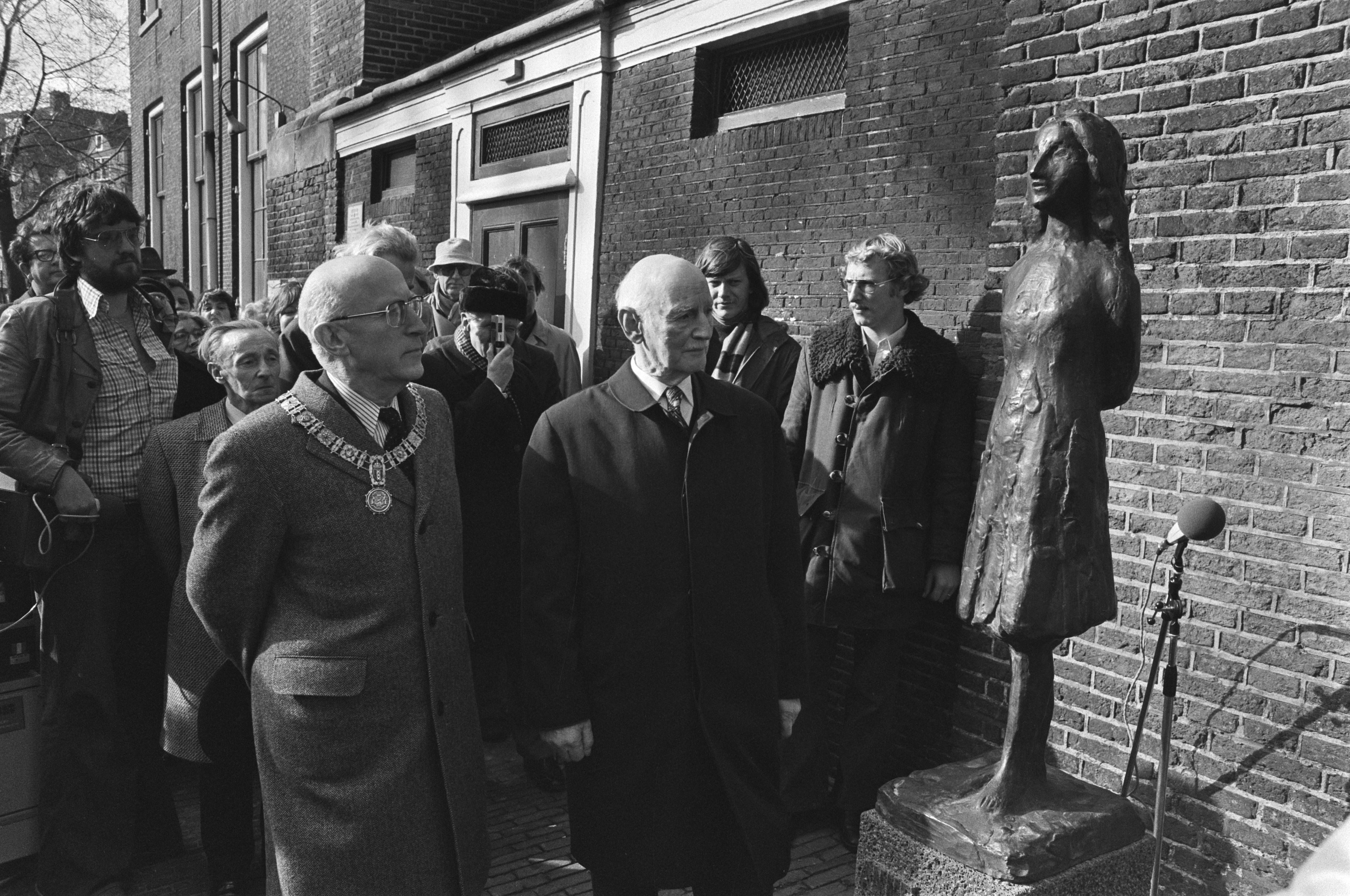 Do danas knjiga je prodana u 35 milijuna primjeraka i prevedena na 73 jezika, što je smješta u 20 najprevođenijih knjiga svijeta. Muzej Kuća Anne Frank otvoren je 1960. godine, u zgradi u kojoj se obitelj skrivala, kao trajna izložba njezinog života i vremena. Svake godine obiđe ga više od milijun posjetitelja. Na fotografiji je Otto Frank (desno) i tadašnji gradonačelnik Amsterdama na otkrivanju kipa Anne Frank, 1977.