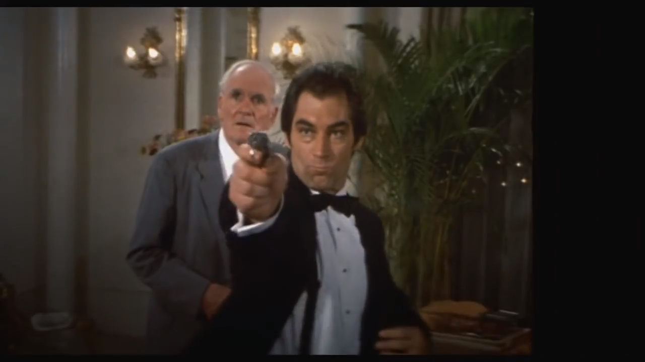 Postoje dobre šanse da je Licence To Kill bio jedan od prvih James Bondova koje ste gledali, ako ste bili klinac u 90-ima. Naime, taman kada bi ste navršili dovoljno godina za gledanje ovakvog filma (barem pet jer nikoga tada nije bilo briga koliko godina morate imati za gledanje takvog filmova), Licence To Kill bi bio stalno repriziran na televiziji. Dalton i nije jedan od najpopularnijih James Bonda, a Licence to Kill nije niti najbolji od filmova u kojem je Dalton glumio Bonda. Nije baš da je i velik izbor, budući da je glumio u dva.
