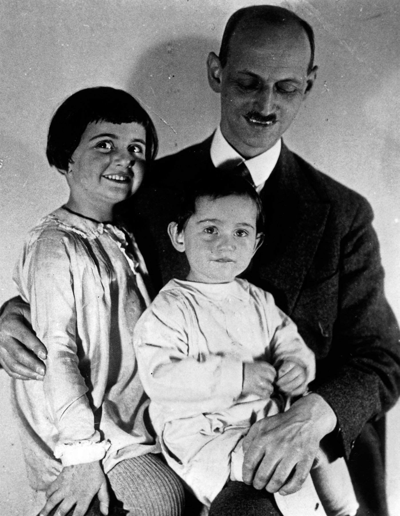 Anne je rođena 1929. godine u Frankfurtu, u židovskoj obitelji. Imala je oca Otta, majku Edith i sestru Margot.
