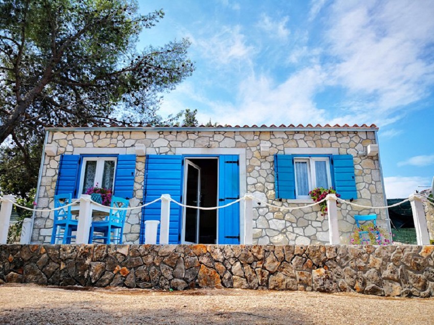 Uređena je u mediteranskom stilu, opremljena svim kućanskim aparatima, a u dogovoru s izvođačem radova može se prilagoditi veličinom i dizajnom željama kupaca.