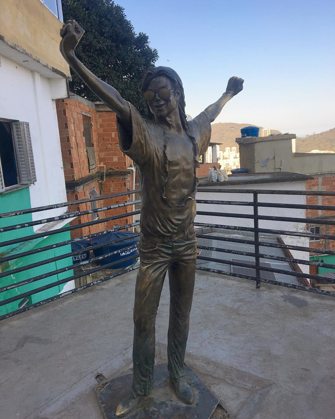 Brazilska favela Santa Marta ima, recimo, posebnu vezu s Michaelom Jacksonom. Naime, Spike Lee je tamo snimio spot za Jacksonovu pjesmu They don't care about us, nakon što je Jackson umro 2009. godine. U toj faveli je ubrzo nakon njegove smrti postavljen i ovaj kip. Dosta strašno.

