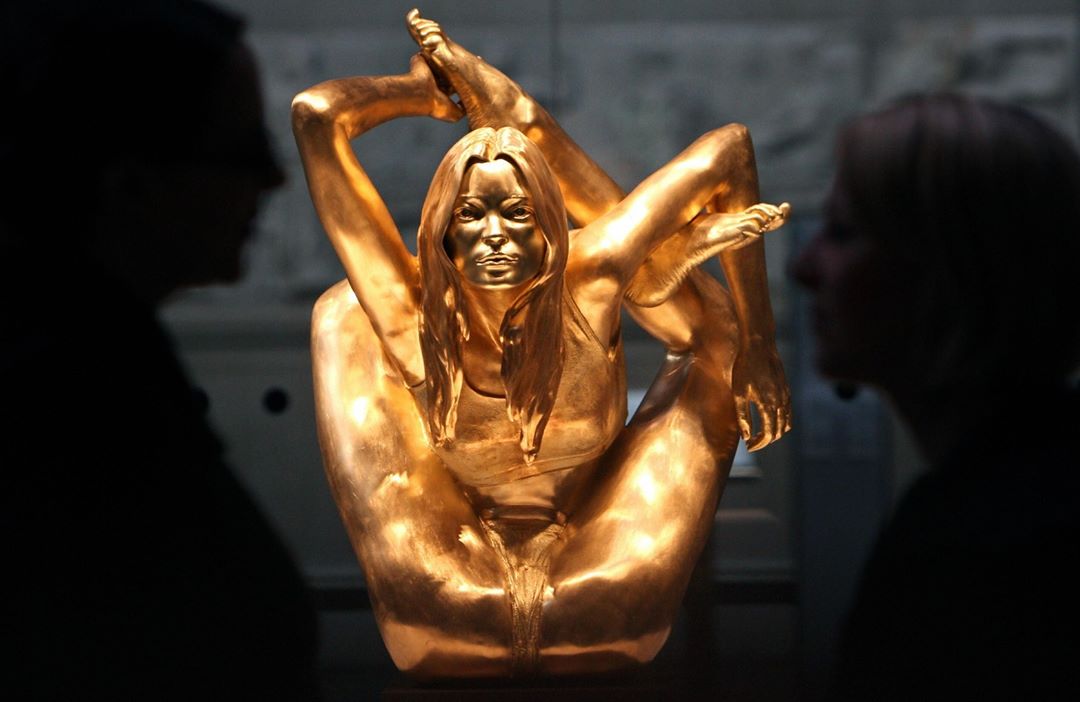 Kate Moss: supermodel, dizajnerica i mutantica s dvostrukim zglobovima. Bar se tako čini na osnovu ovog kipa Marka Quinna. 