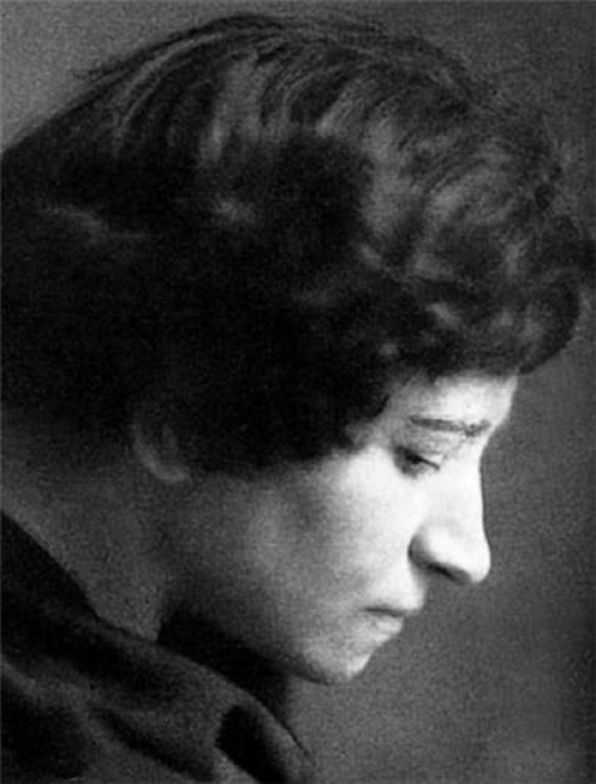 Adela Miličinović, rođena 1879., bila je književnica i sufražetkinja. Pisala je portrete znamenitih žena, između ostalog, i biografiju Dragojle Jarnjević. Aktivno je sudjelovala na međunarodnim konferencijama o pitanjima ženskog prava glasa i zaštite prava djece. 
