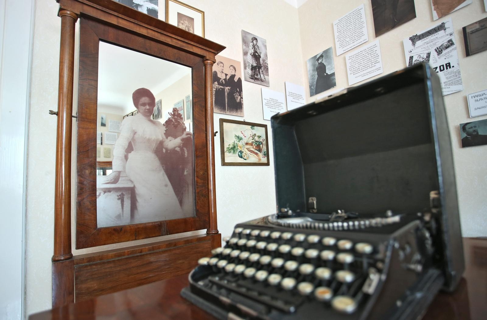 Fotografija iz Memorijalnog stana Marije Jurić Zagorke na zagrebačkom Dolcu, gdje je nastao velik dio njezinih djela. 