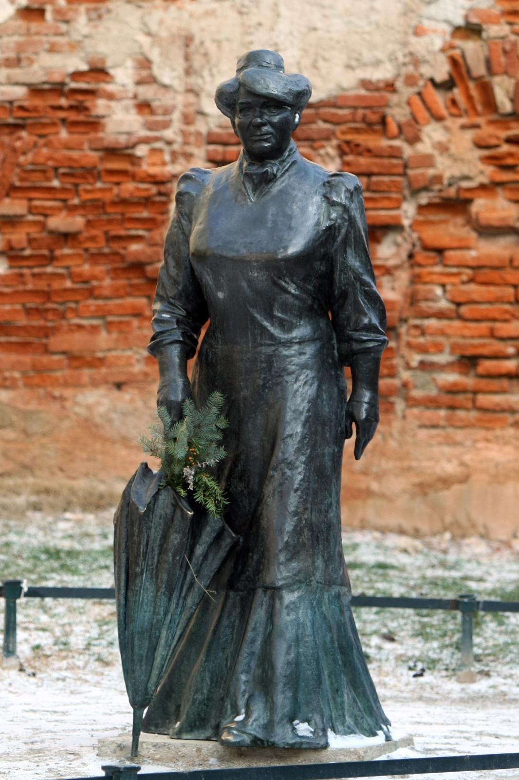 Dan nakon što je proglašena NDH, 11. travnja 1941., ustaše upadaju u Zagorkin stan na Dolcu, gdje se nalazila i redakcija časopisa Hrvatica. Zagorki je zabranjen rad, a imovina joj je oduzeta. I nakon rata njezin rad je otežan, iako je i dalje pisala, poglavito memoarska i autobiografska djela, ipak je doživljavala bojkot. Na fotografiji je statua Marije Jurić Zagorke u Tkalčićevoj ulici u Zagrebu, mjestu radnje brojnih njezinih priča. 